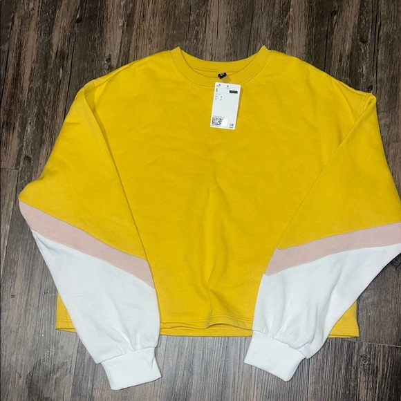 H&M Yellow and White Crewneck sweatshirt  with Color-Block Design - Picture 1 of 7